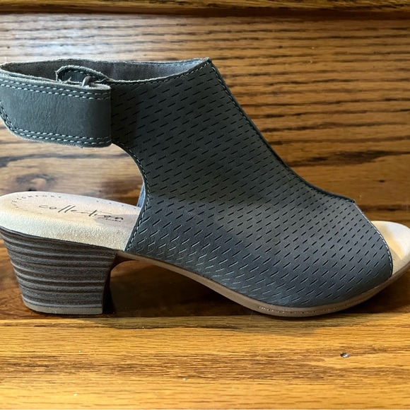 Clark's Leather Perforated Peep-Toe Sandal Size 7 wide - Picture 5 of 8